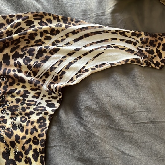 Bear shoulder leopard print top - Picture 4 of 5